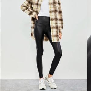 Aritzia Daria Pant. Size XS. Black.  Brand new with tags never worn